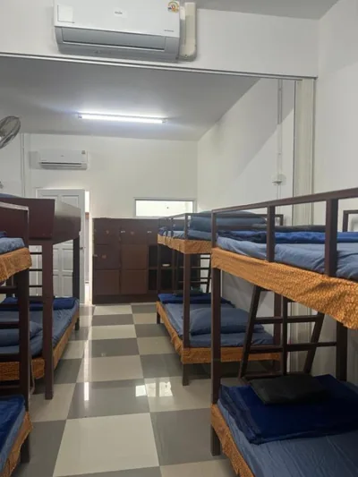 混合宿舍间的双层床位 — Riverside Hostel Phuket