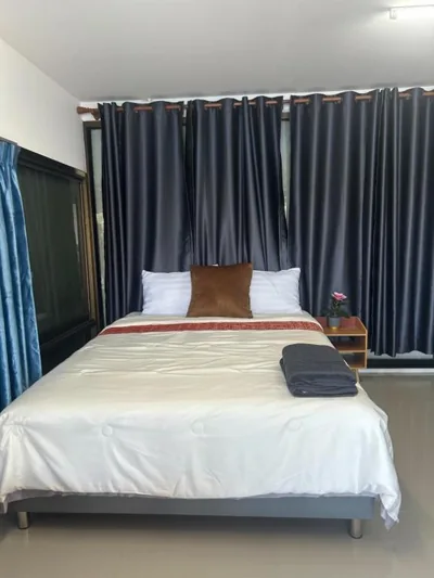 豪华大床间 — Riverside Hostel Phuket
